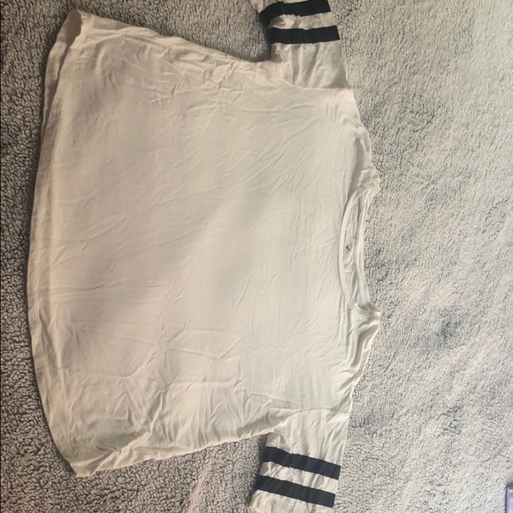 A white and black t-shirt - Picture 2 of 2